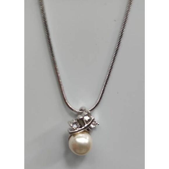 Avon Pearlesque and Crystal Gift Set Clip on Earrings & Necklace in Box /24 - Picture 4 of 7